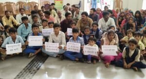 कीचड़ और खराब रास्ते से परेशान ग्रामीणों ने बच्चों संग कलेक्ट्रेट में किया प्रदर्शन, सौंपा ज्ञापन
