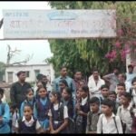 रतलाम में सुलग रहा स्कूली बदहाली का मुद्दा: शिवपुर के बाद अब सिखेड़ी के बच्चे सड़क पर; जर्जर भवन से सहमे विद्यार्थी, कलेक्टर को बुलाने की मांग पर अड़े