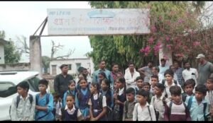 रतलाम में सुलग रहा स्कूली बदहाली का मुद्दा: शिवपुर के बाद अब सिखेड़ी के बच्चे सड़क पर; जर्जर भवन से सहमे विद्यार्थी, कलेक्टर को बुलाने की मांग पर अड़े