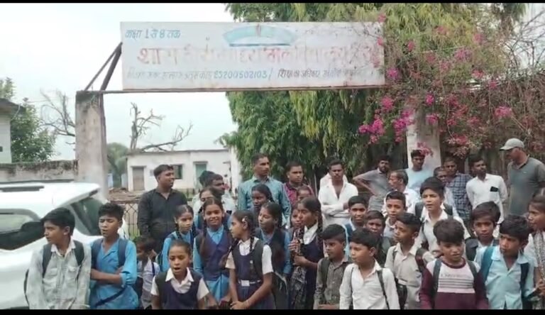 रतलाम में सुलग रहा स्कूली बदहाली का मुद्दा: शिवपुर के बाद अब सिखेड़ी के बच्चे सड़क पर; जर्जर भवन से सहमे विद्यार्थी, कलेक्टर को बुलाने की मांग पर अड़े