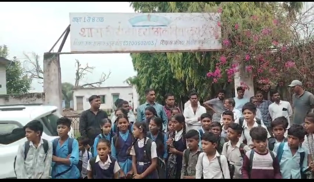रतलाम में सुलग रहा स्कूली बदहाली का मुद्दा: शिवपुर के बाद अब सिखेड़ी के बच्चे सड़क पर; जर्जर भवन से सहमे विद्यार्थी, कलेक्टर को बुलाने की मांग पर अड़े