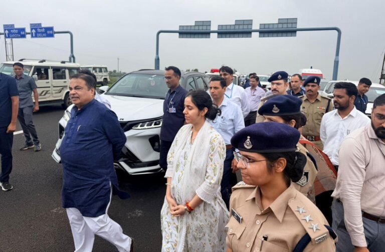 केंद्रीय मंत्री नितिन गडकरी का रतलाम बॉर्डर पर हुआ स्वागत, अल्प प्रवास के बाद अहमदाबाद रवाना