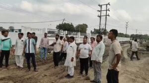 कॉलोनाइजर ने बंद किया परम्परागत रास्ता, किसानों ने SDM से लगाई गुहार
