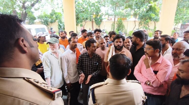 रतलाम में शराब दुकान पर विवाद के बाद खूनी संघर्ष: पुलिस के सामने युवक पर चाकू से ताबड़तोड़ हमला, हालत गंभीर