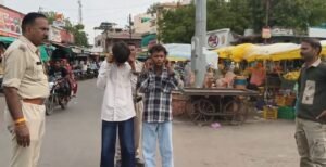 स्कूली छात्राओं के सामने मनचलो की मस्तियाँ, मनचलों को पड़ी भारी वीडियो वायरल होने के बाद पुलिस ने की कार्रवाई।
