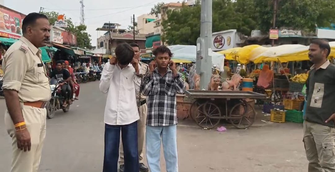 स्कूली छात्राओं के सामने मनचलो की मस्तियाँ, मनचलों को पड़ी भारी वीडियो वायरल होने के बाद पुलिस ने की कार्रवाई।
