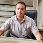 दर्दनाक हादसा: इंदौर-रतलाम फोरलेन पर कार डिवाइडर से टकराई, बाल रोग विशेषज्ञ डॉक्टर और उनके ससुर की मौत