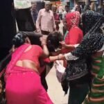 दिल बहार चौराहे पर महिलाओं ने की युवक की सरेराह पिटाई, जेब से रुपए छीने; वीडियो वायरल