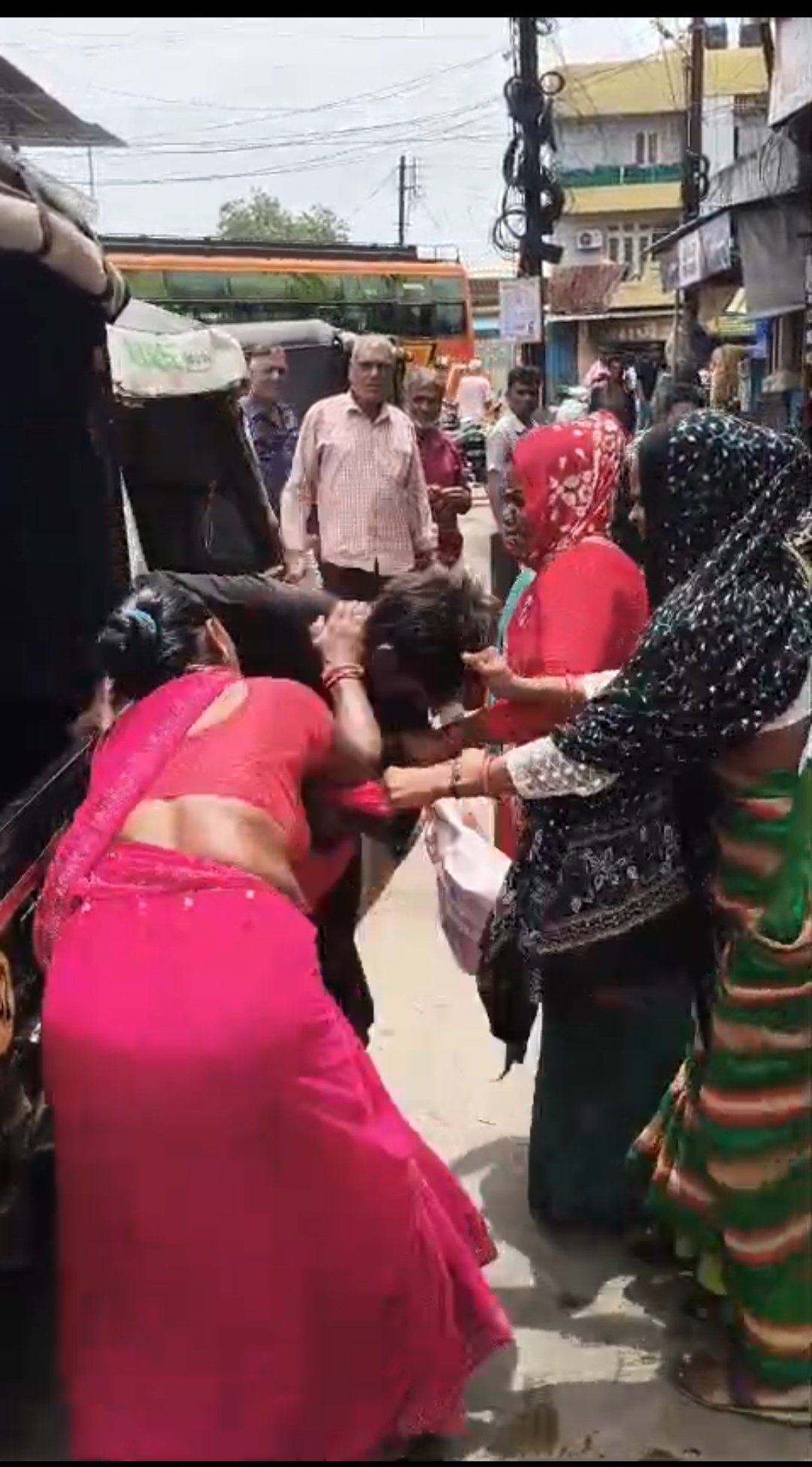 दिल बहार चौराहे पर महिलाओं ने की युवक की सरेराह पिटाई, जेब से रुपए छीने; वीडियो वायरल