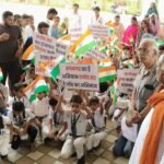 शिक्षक का ट्रांसफर रुकवाने कलेक्ट्रेट पहुंचे ग्रामीण: बोले- ‘सर’ नहीं तो बच्चे स्कूल नहीं जाएंगे​​​​​​​