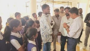 स्कूल में शराब पीकर आते हैं शिक्षक, विरोध करने पर बच्चों को दी चमड़ी उधेड़ने की धमकी; ग्रामीणों ने कलेक्टर से की शिकायत