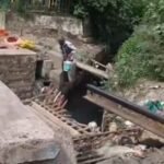 रतलाम में गंदे नाले के पानी से सब्जियां धोकर बेचने वाला निकला सरकारी कर्मचारी, विभाग ने थमाया नोटिस