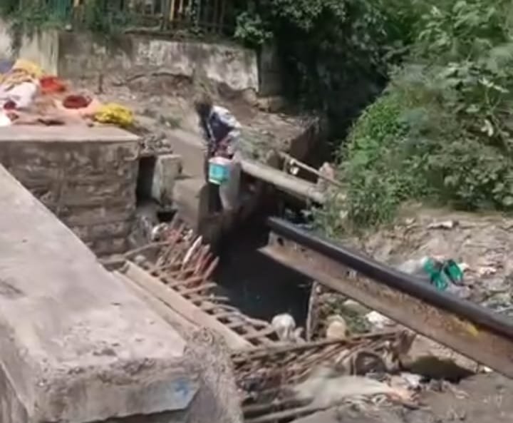 रतलाम में गंदे नाले के पानी से सब्जियां धोकर बेचने वाला निकला सरकारी कर्मचारी, विभाग ने थमाया नोटिस