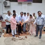 महलवाड़ा परिसर वार्ड 40 में होगा सीमेन्ट कांक्रीट सड़क का निर्माण, महापौर प्रहलाद पटेल ने किया निर्माण कार्य का भूमि पूजन।