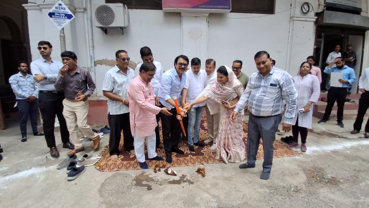महलवाड़ा परिसर वार्ड 40 में होगा सीमेन्ट कांक्रीट सड़क का निर्माण, महापौर प्रहलाद पटेल ने किया निर्माण कार्य का भूमि पूजन।