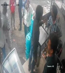 रतलाम: चाय की दुकान पर बदमाशों का तांडव, हफ्ता न देने पर फेंका सामान; वारदात CCTV में कैद