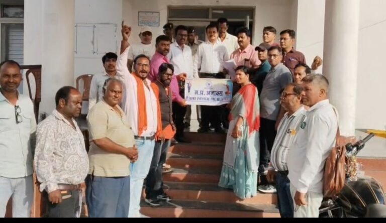 अजाक्स भवन भोपाल में कथित अवैध कब्जे के विरोध में कलेक्टर के नाम सौंपा ज्ञापन