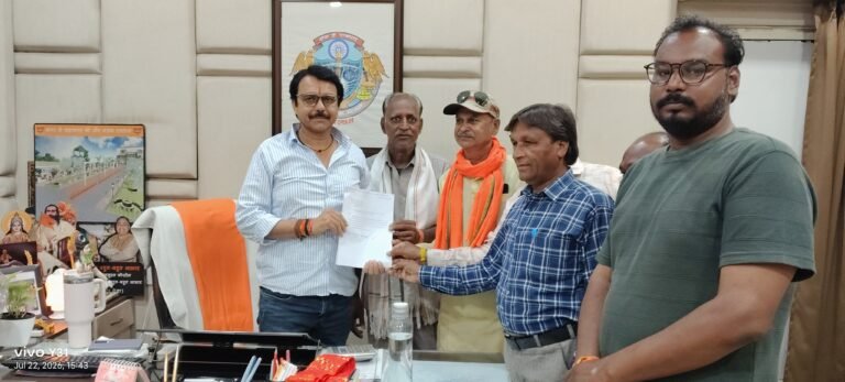 नगर निगम संयुक्त सफाई कर्मचारी संघर्ष समिति द्वारा बकाया एरियर राशि का भुगतान किए जाने हेतु ज्ञापन सौंपा।