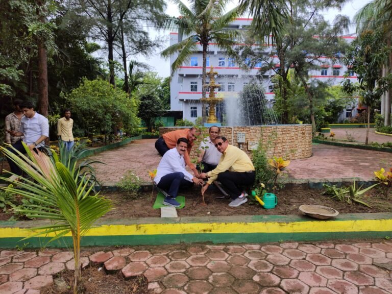 रॉयल कॉलेज में पौधारोपण पखवाड़े का शुभारंभ “लगाए जाएंगे 1000 से अधिक फलदार व छायादार पौधे”