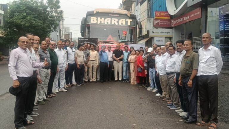 रेलवे पेंशनर्स एसोसिएशन महेश्वर पर्यटक स्थल पर रवाना हुए।
