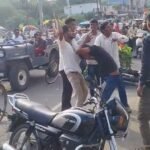 रतलाम / साइड न देने पर विवाद, स्कूटी सवार युवकों ने पिता-पुत्र पर बोला हमला, मारपीट में आई चोटें