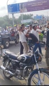 रतलाम / साइड न देने पर विवाद, स्कूटी सवार युवकों ने पिता-पुत्र पर बोला हमला, मारपीट में आई चोटें