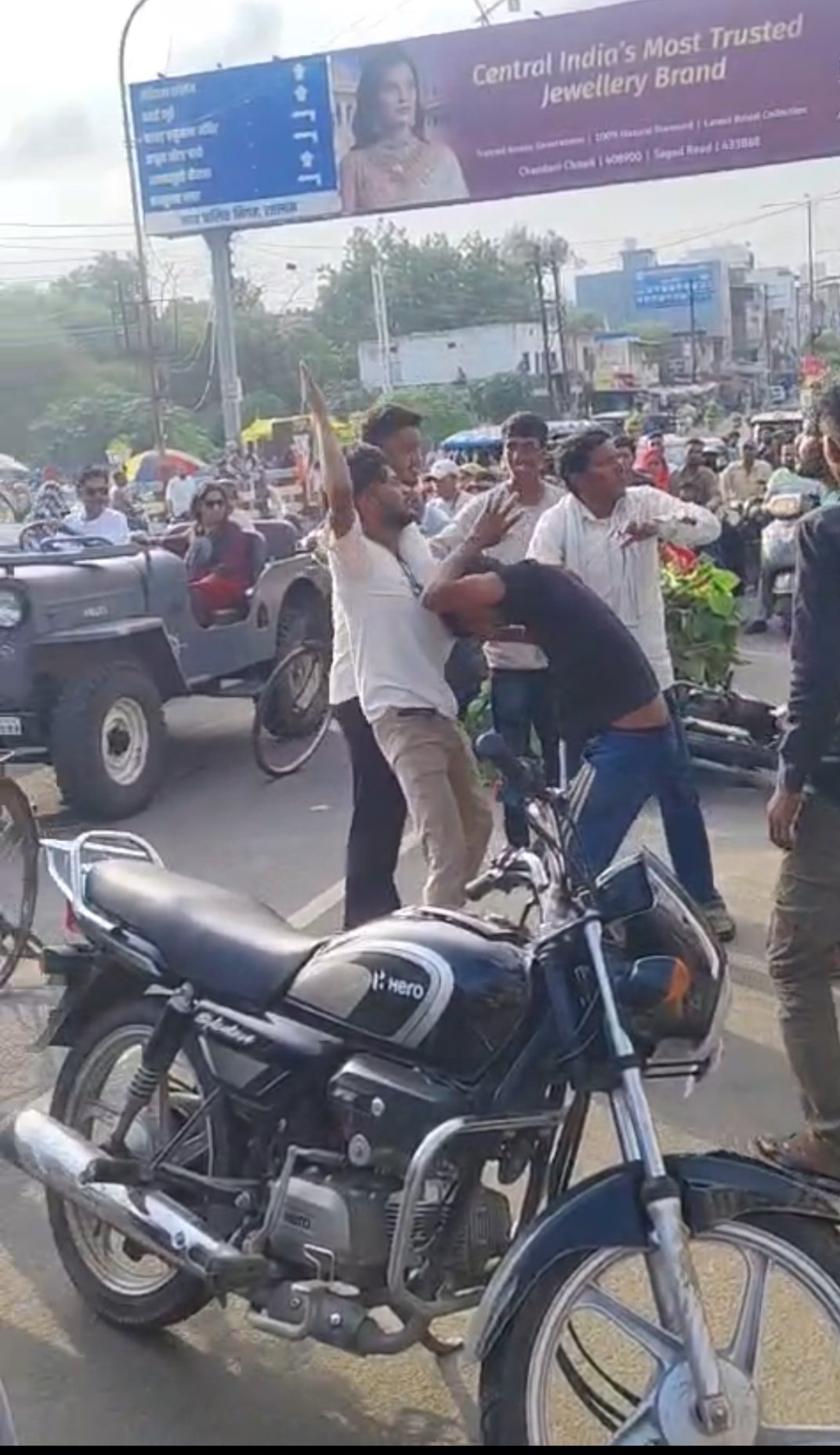रतलाम / साइड न देने पर विवाद, स्कूटी सवार युवकों ने पिता-पुत्र पर बोला हमला, मारपीट में आई चोटें