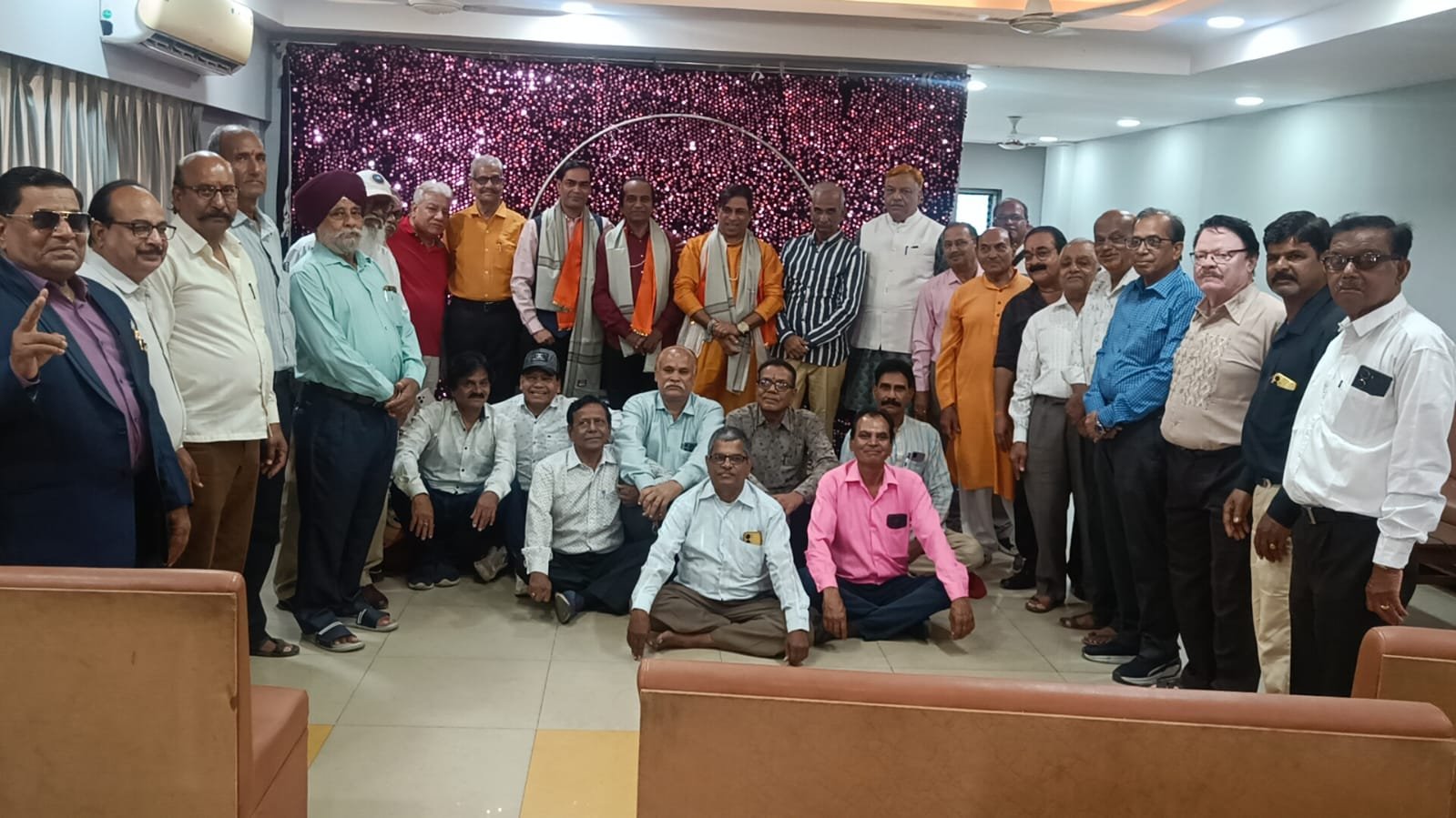 बैंक की नौकरी छोड़कर हॉलीवुड में म्यूजिकल डायरेक्टर बने त्रिपाठी।