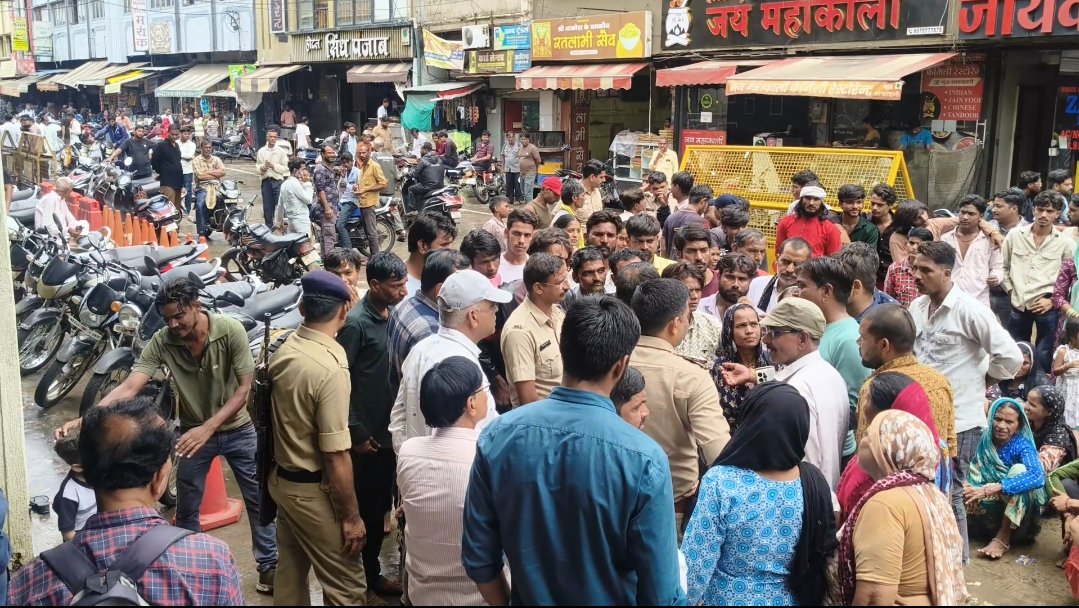 बेदखली के नोटिस से भड़के पीएम आवास के रहवासी, कैबिनेट मंत्री के निवास का किया घेराव