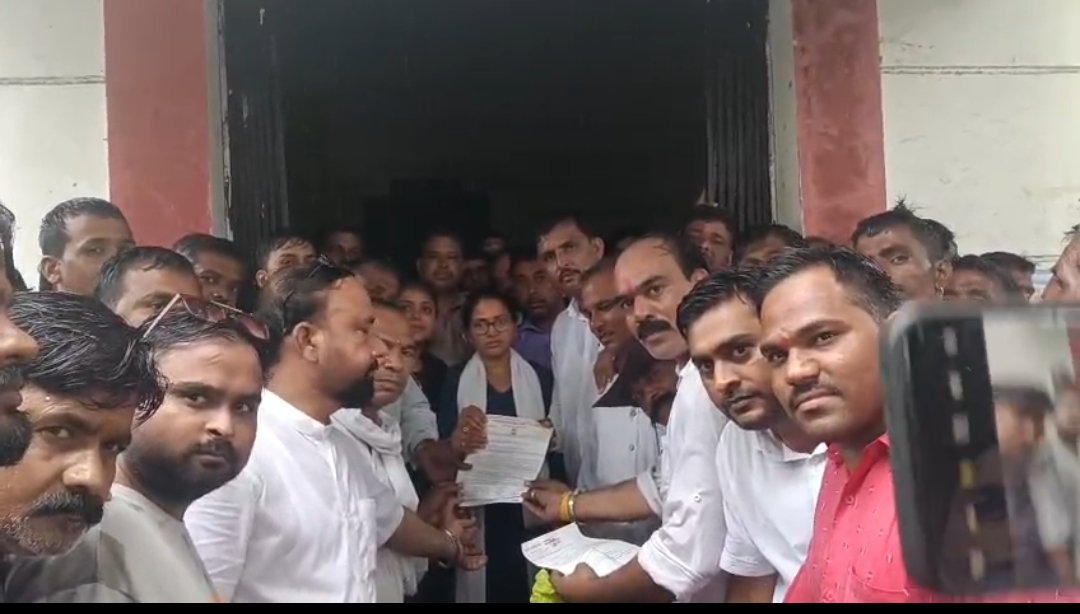किसानों की समस्याओं को लेकर कांग्रेस आक्रामक: फसल बीमा और नीलगाय के मुद्दे पर राज्यपाल के नाम सौंपा ज्ञापन