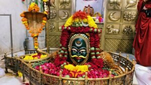 सावन के प्रथम सोमवार पर शिवालयों में उमडा भक्तों का सैलाबअनादि कल्पेश्वर महादेव मंदिर पर हुआ बाबा का आकर्षक श्रंगार महा आरती मैं उमड़ा शिवभक्तों का सैलाब