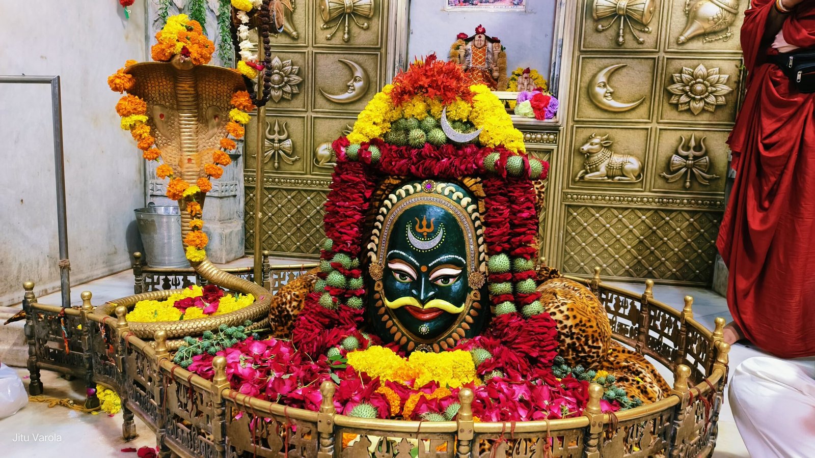 सावन के प्रथम सोमवार पर शिवालयों में उमडा भक्तों का सैलाबअनादि कल्पेश्वर महादेव मंदिर पर हुआ बाबा का आकर्षक श्रंगार महा आरती मैं उमड़ा शिवभक्तों का सैलाब