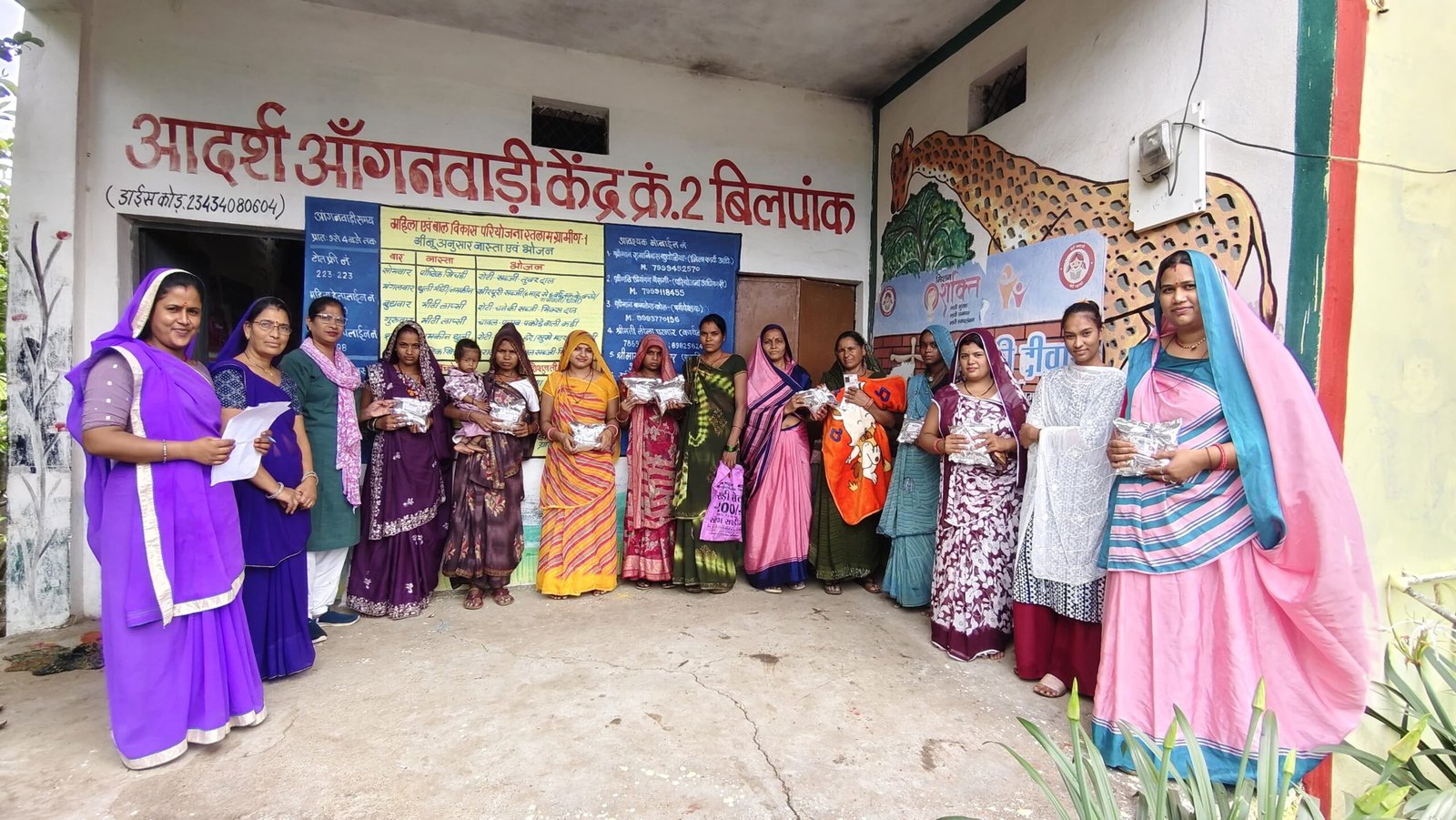 आंगनबाड़ी केंद्र क्र.2 बिलपांक पर प्रथम मंगलवार को गर्भवती एवं धात्री महिला व बच्चों को पोस्टिक आहार THR/FRS वितरित किया गया।