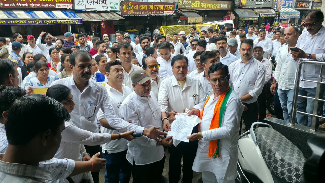 पटवारी संघ की हड़ताल का चौथा दिन: मंत्री चैतन्य काश्यप के निवास तक निकाली रैली, ज्ञापन सौंपा