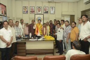 नगर निगम परिषद के चार साल बेमिसाल महापौर प्रहलाद पटेल व निगम परिषद सदस्यों का मिठाई खिलाकर दी बधाई
