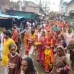 रिमझिम बारिश के बीच भोले के भक्त निकले पैदल शिव के दरपर, जय भोले भक्त मंडल की विशाल पैदल यात्रा निकली