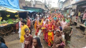रिमझिम बारिश के बीच भोले के भक्त निकले पैदल शिव के दरपर, जय भोले भक्त मंडल की विशाल पैदल यात्रा निकली