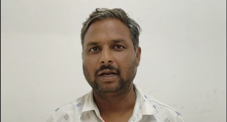 रतलाम एसपी के सामने अनोखा मामला, माँ और बहन द्वारा प्रताड़ित युवक ने लगाई न्याय की गुहार