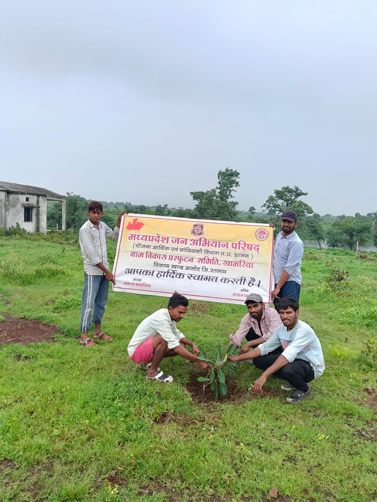 हरियाली पर्व व स्वैछिकता पर्व पर पौधा रोपण किया गया।