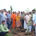 हरियाली अमावस्या पर भाई-बहन की पहाड़ी पर हुआ त्रिवेणी वन रोपण अभियान का शुभारंभ, पद्मश्री महेश शर्मा और संतों की मौजूदगी में रोपी त्रिवेणी