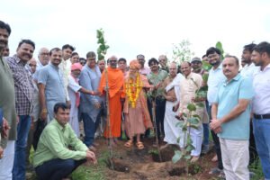हरियाली अमावस्या पर भाई-बहन की पहाड़ी पर हुआ त्रिवेणी वन रोपण अभियान का शुभारंभ, पद्मश्री महेश शर्मा और संतों की मौजूदगी में रोपी त्रिवेणी