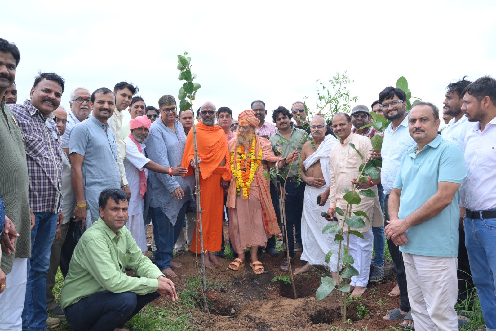 हरियाली अमावस्या पर भाई-बहन की पहाड़ी पर हुआ त्रिवेणी वन रोपण अभियान का शुभारंभ, पद्मश्री महेश शर्मा और संतों की मौजूदगी में रोपी त्रिवेणी