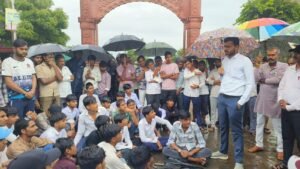 बरखेड़ा स्कूल में शिक्षकों की कमी, स्कूल के बच्चों  ने सात सूत्रीय मांगों को लेकर सौंपा ज्ञापन।
