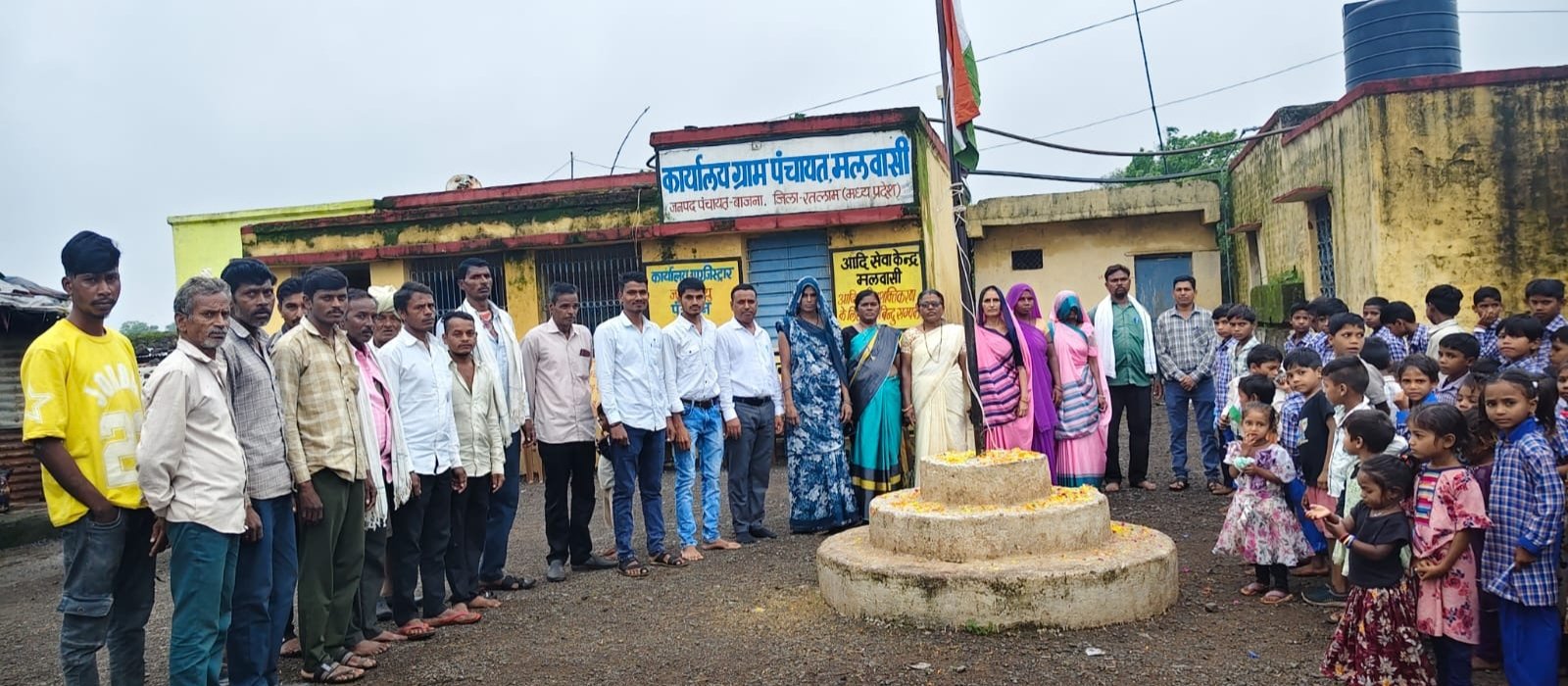 ग्राम पंचायत मालवासी में सरपंच श्रीमती कलावती डांगी ने किया ध्वजारोहण।