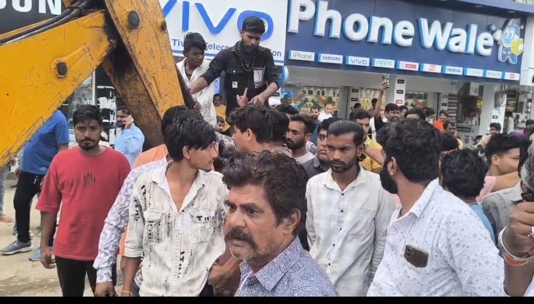 दो बत्ती घोड़ा चौराहे पर अवैध चौपाटी के खिलाफ निगम का बुलडोजर, हड़कंप