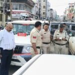 यातायात पुलिस की बड़ी कार्रवाई: बेतरतीब खड़े वाहनों पर बनाए ई-चालान, फोरलेन के अवैध कट किए बंद
