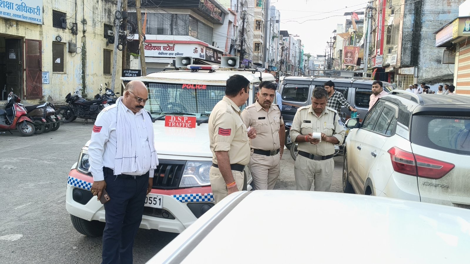 यातायात पुलिस की बड़ी कार्रवाई: बेतरतीब खड़े वाहनों पर बनाए ई-चालान, फोरलेन के अवैध कट किए बंद