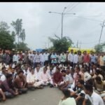 रतलाम में मंडी बंद होने पर भड़के किसान, सड़क पर बैठकर किया चक्काजाम