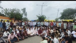 रतलाम में मंडी बंद होने पर भड़के किसान, सड़क पर बैठकर किया चक्काजाम