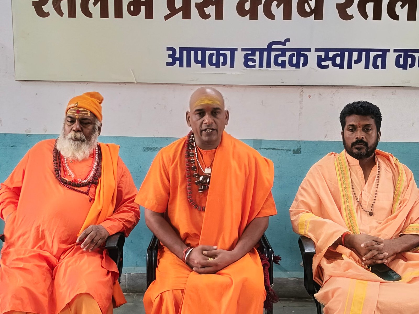 गौशाला तोड़ने को लेकर संत समाज ने दी आंदोलन की चेतावनी, बोले- अतिक्रमण था तो इतने साल प्रशासन क्यों रहा मौन